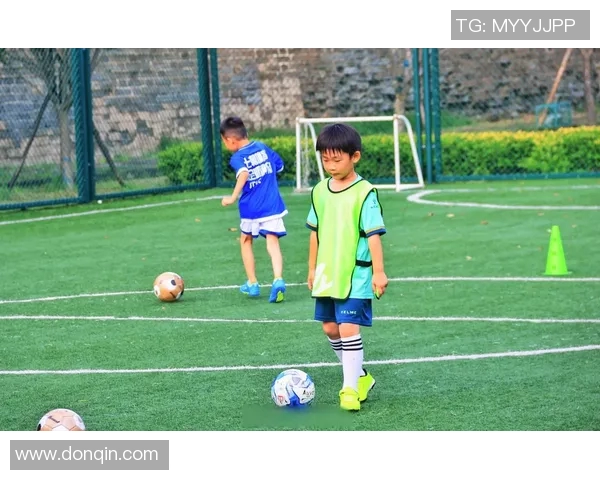 中国小朋友与足球明星亲密接触共同分享足球梦想与快乐时光